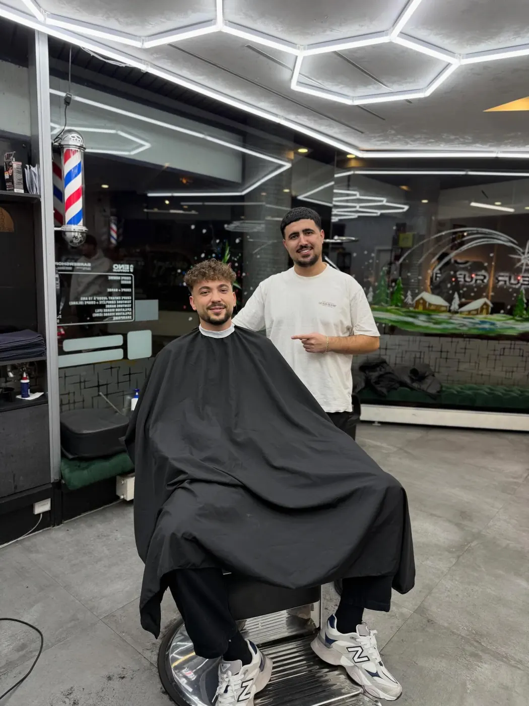 Le barbier d'ENO Coiffeur dans son salon aux Pâquis