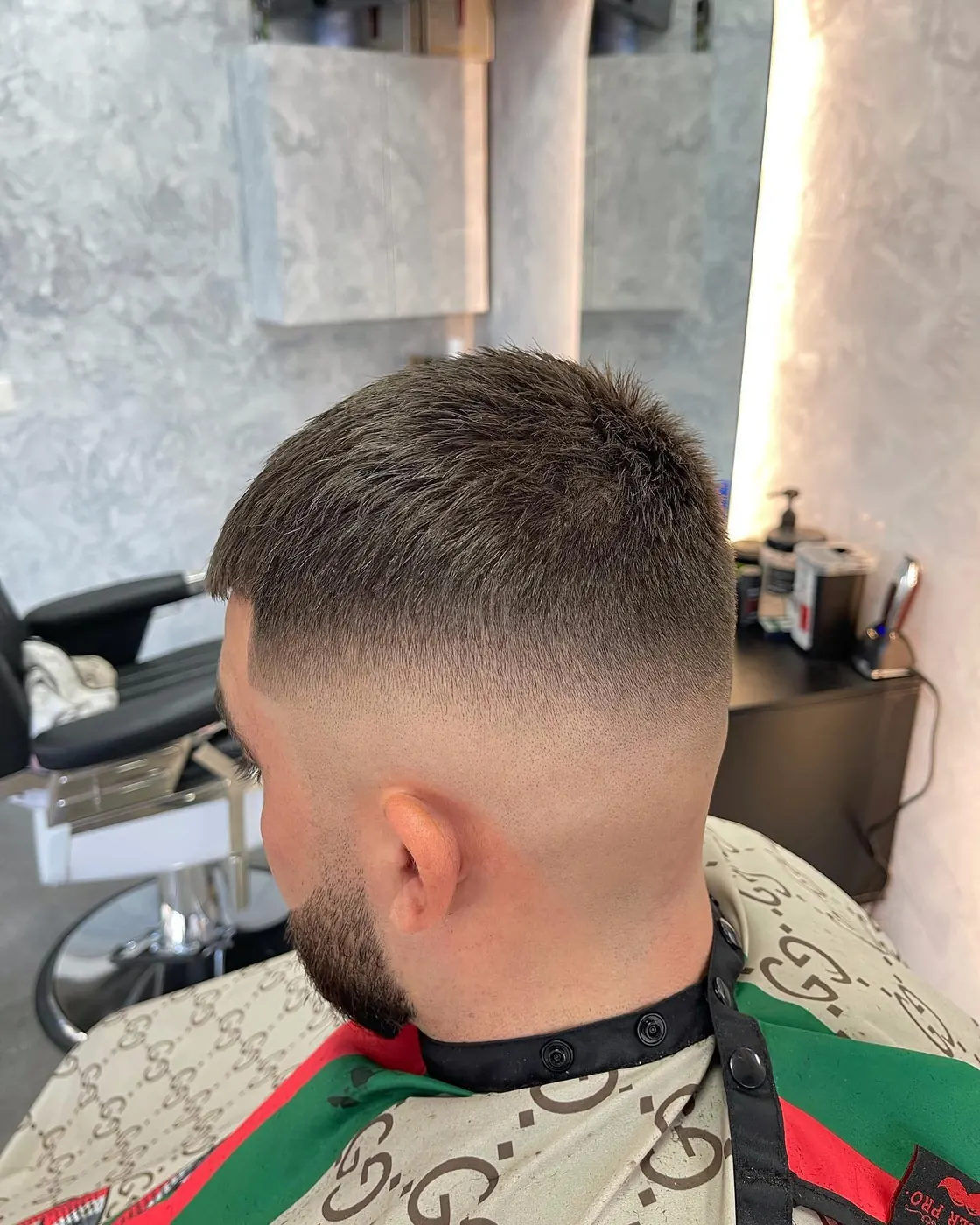 Coupe homme avec dégradé sur les côtés