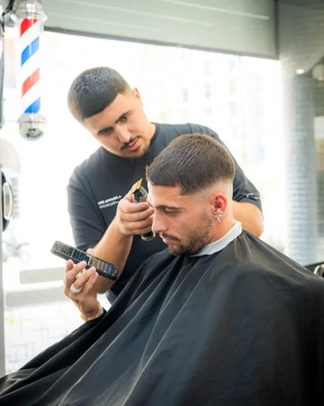 Coupe en cours à la tondeuse